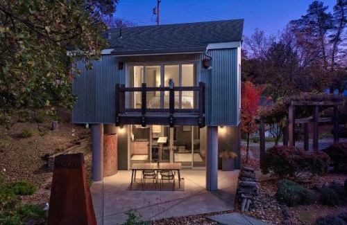 Geyserville House | Elegant Wine Country Retreat with Hot Tub & Family Welcome