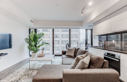 Bloor-Yorkville Condo | Elegant Yorkville Condo with Pool & Spa in Downtown Toronto