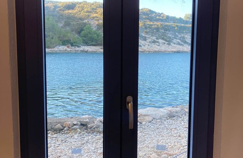 Cove Rogacic House | Luxuriously renovated, waterfront home with private garden.