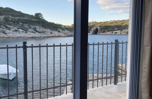 Cove Rogacic House | Luxuriously renovated, waterfront home with private garden.