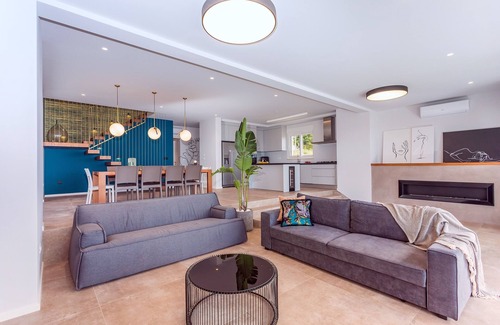 Kastel Gomilica Villa | Exclusive Villa Aria with Heated Pool and Ocean Views