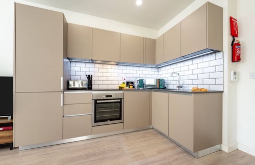 Stevenage Apartment | Elegant 1 Bedroom Serviced Apartment in Central Stevenage