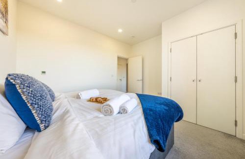 Stevenage Apartment | Elegant 1 Bedroom Apartment with Roof Terrace & Gym