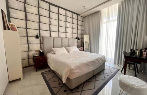 Downtown Dubai Hotel | Luxury 1 BHK Apartment with City & Canal Views!