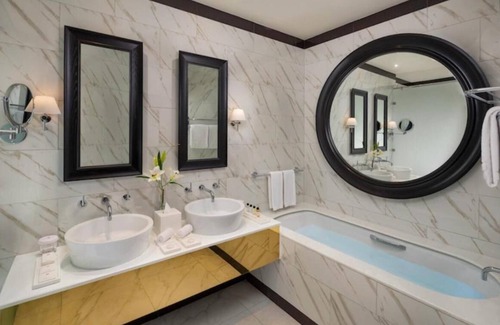 Downtown Dubai Hotel | Luxury 1 BHK Apartment with City & Canal Views!