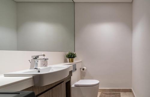 Downtown Dubai Apartment | Luxury 1 BR At The Sterling