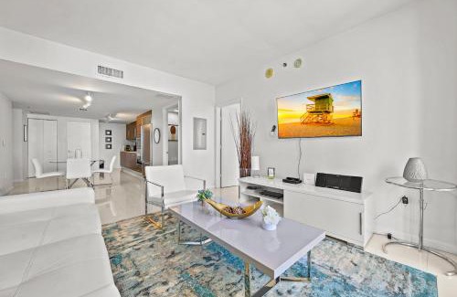 Downtown Miami Apartment | Elegant 1 BR Condo at Icon Brickell with Beautiful Views