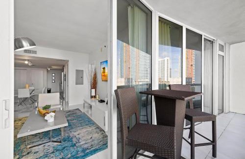 Downtown Miami Apartment | Elegant 1 BR Condo at Icon Brickell with Beautiful Views