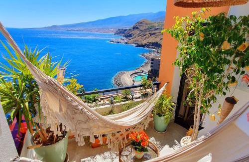 Tabaiba Apartment | Beachfront Retreat with Natural Salt Pool & 10/10 Reviews