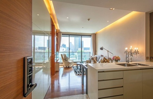 Sukhumvit Apartment | Elegant 1-Bedroom Retreat Near BTS Phrom Phong, Free Wifi