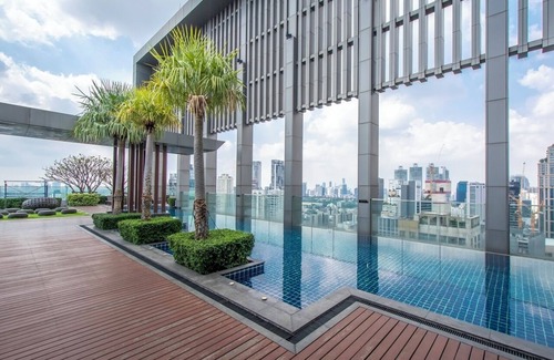Sukhumvit Apartment | Elegant 1-Bedroom Retreat Near BTS Phrom Phong, Free Wifi