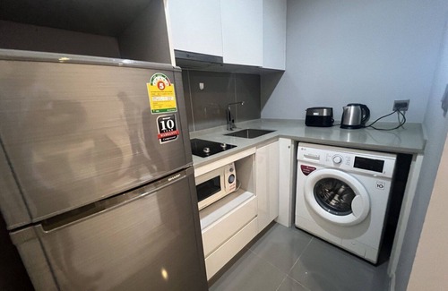 Ekkamai Condo | Elegant 1 Bedroom Retreat with Pool in Ekkamai