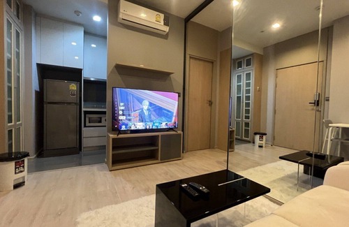 Ekkamai Condo | Elegant 1 Bedroom Retreat with Pool in Ekkamai