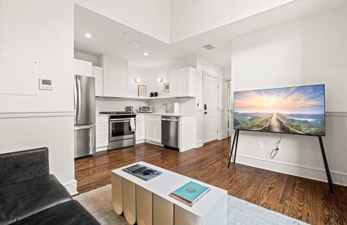 Fitler Square Apartment | Stylish 1BD Retreat in Rittenhouse Square | Stay Rafa