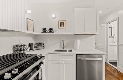 Fitler Square Apartment | Stylish 1BD Retreat in Rittenhouse Square | Stay Rafa
