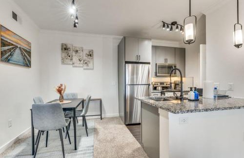 McNeil Apartment | Elegant 1-Bedroom Apartment with Pool and Breakfast