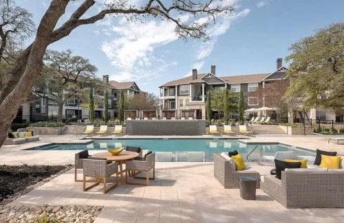 McNeil Apartment | Elegant 1-Bedroom Apartment with Pool and Breakfast