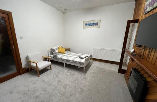 Dumfries Apartment | Inviting Glebe Street Dumfries: Pool, Restaurant & Breakfast