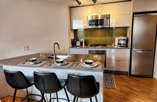 Gastown Apartment | Guest Rated 10/10: Top-Floor Retreat in Iconic Gastown