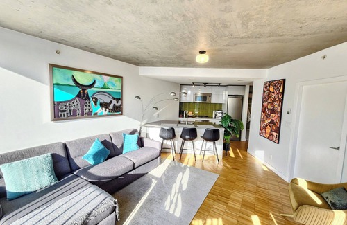 Gastown Apartment | Guest Rated 10/10: Top-Floor Retreat in Iconic Gastown