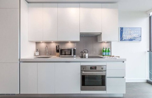 Downtown Toronto Apartment | Chic 1BR Retreat in the Heart of King West, Rated 10/10