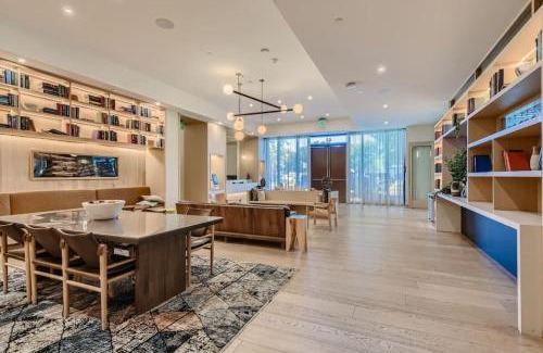 Rainey Street Historic District Apartment | Stylish 1BR with Rooftop Pool & Views Near Rainey St.