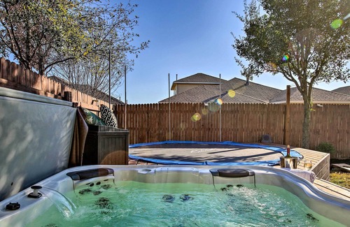 Buda House | ❤ Luxury 2,800 Sq Ft Home ★ Fast Wifi ★ Hot Tub ❤