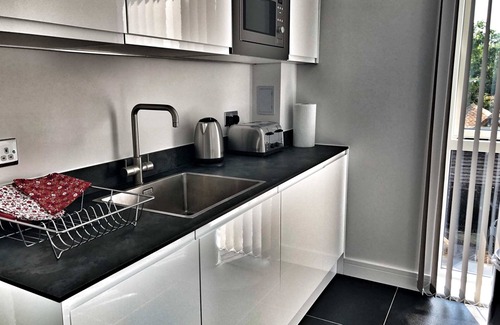 Watford Apartment | Elegant 2 Bed/2 Bath Retreat Near Central London