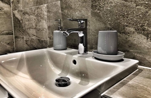 Watford Apartment | Elegant 2 Bed/2 Bath Retreat Near Central London