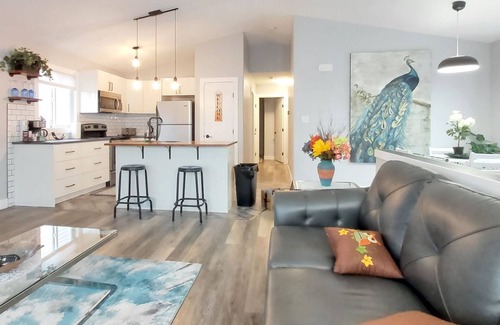Grande Prairie House | Luxury 2 Bed 2 Bath Retreat - All-Inclusive Furnished Gem for Executive Comfort