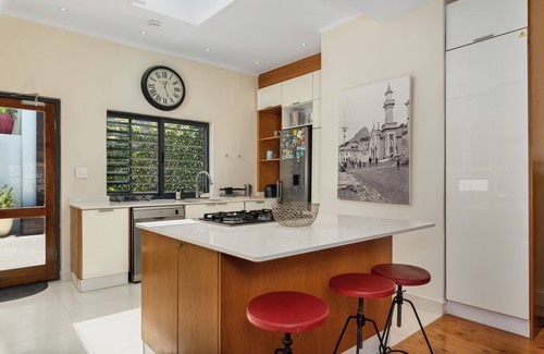 Cape Town City Centre Apartment | Idyllic Retreat with Scenic Views and Private Pool