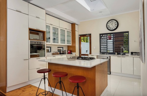 Cape Town City Centre Apartment | Idyllic Retreat with Scenic Views and Private Pool