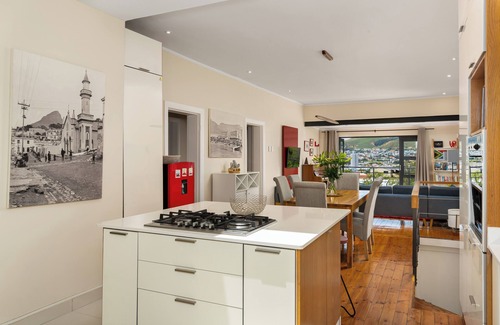 Cape Town City Centre Apartment | Idyllic Retreat with Scenic Views and Private Pool