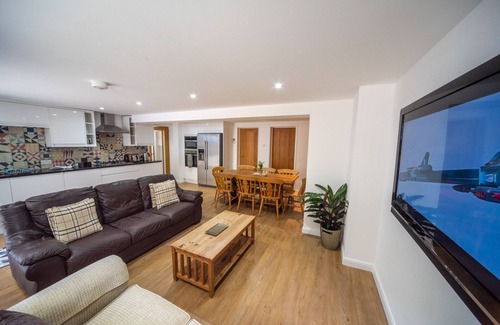 Torquay Apartment | Cozy 2-Bed Apartment Steps from Beach, Harbor & Town