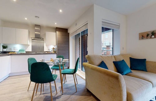 Ebbsfleet Valley Apartment | Stylish 2 Bed Apartment with Parking Near London