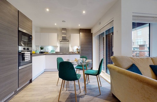 Ebbsfleet Valley Apartment | Stylish 2 Bed Apartment with Parking Near London