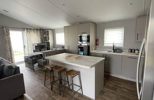 Camber Cabin | Stylish 3-Bed Lodge with Breakfast in Camber Sands