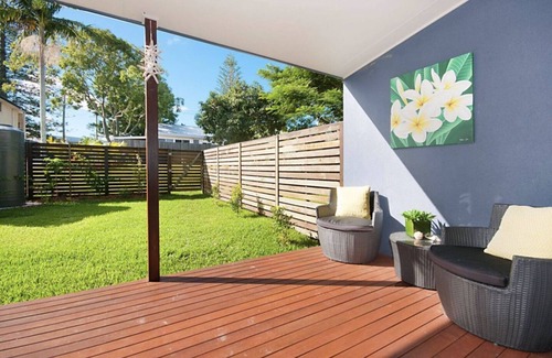 Yamba House | Stylish 2-Bed Oasis with Ocean View & Pool Access