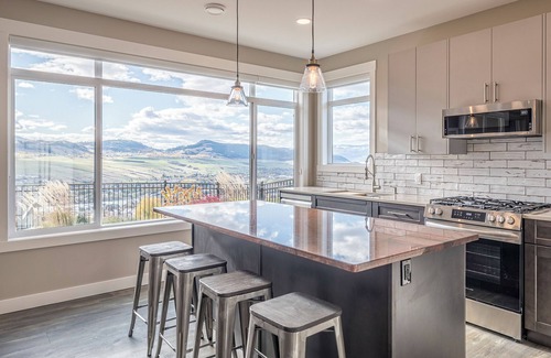 Vernon House | Luxury 2 bed suite just 4 minutes to downtown!