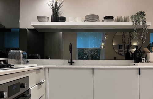 Todmorden House | Stylish 2 Bedroom Apartment with Lake View in Todmorden