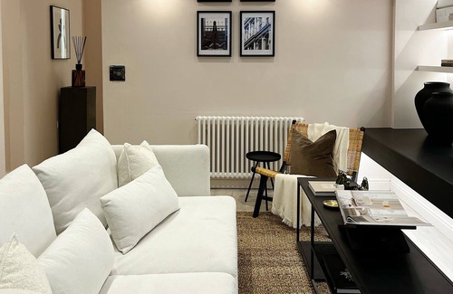 Todmorden House | Stylish 2 Bedroom Apartment with Lake View in Todmorden