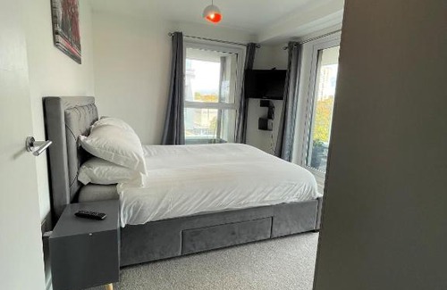 Stevenage Apartment | Elegant 2 Bedroom Apartment with Balcony and City Views