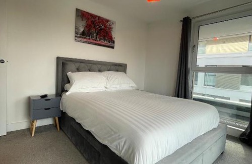Stevenage Apartment | Elegant 2 Bedroom Apartment with Balcony and City Views