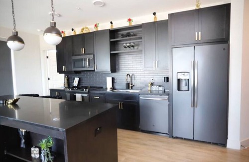 Deep Ellum Apartment | Luxury 2-bedroom apartment with AC, Gym, Free Parking Dallas
