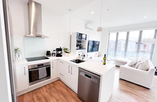 Albany Apartment | Elegant 2 Bedroom Apartment with Cocktail Bar & Espresso