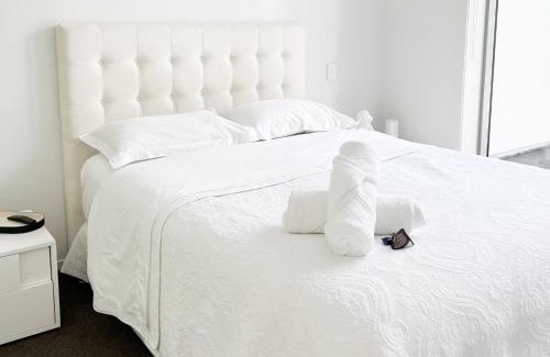 Albany Apartment | Elegant 2 Bedroom Apartment with Cocktail Bar & Espresso