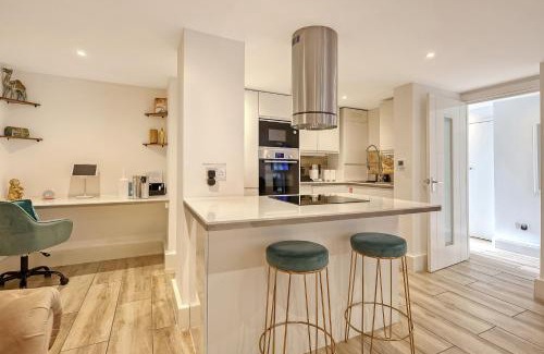 Snaresbrook Apartment | Elegant 2 Bedroom Apartment with Private Terrace in Wanstead