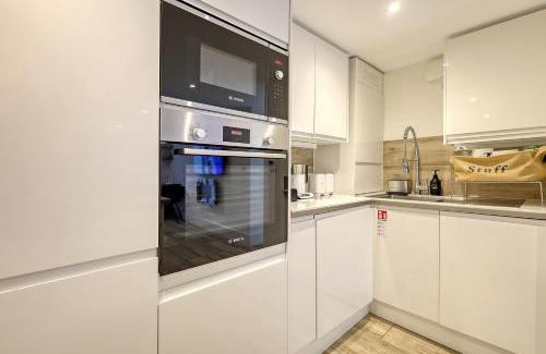 Snaresbrook Apartment | Elegant 2 Bedroom Apartment with Private Terrace in Wanstead