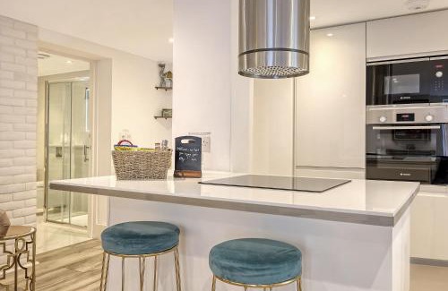 Snaresbrook Apartment | Elegant 2 Bedroom Apartment with Private Terrace in Wanstead