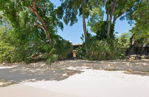Gibbs Bay Villa | Beachfront Villa with Jacuzzi – Ideal for Your Getaway